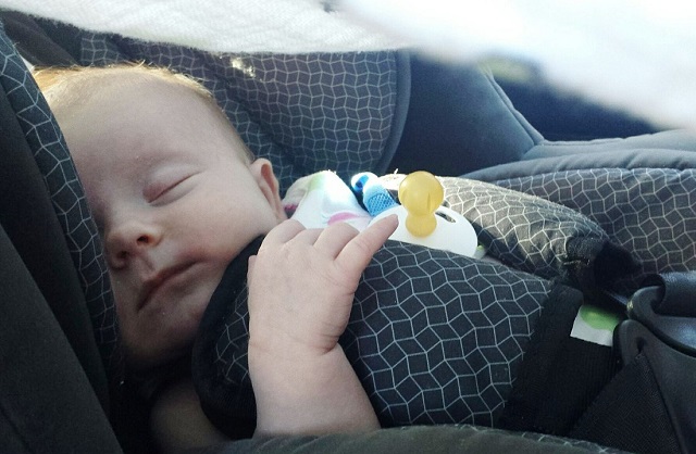 Dziecko śpiące w foteliku samochodowym