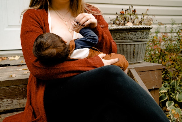 Kobieta przytulająca dziecko do piersi