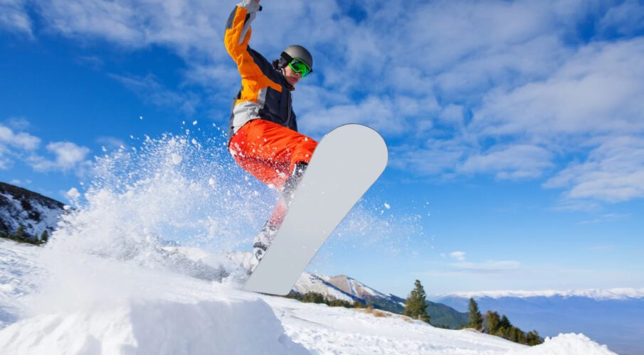 człowiek jadący na snowboardzie na stoku