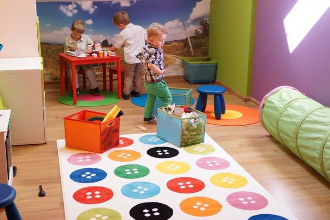 Dzieci podczas zabawy w hotelu